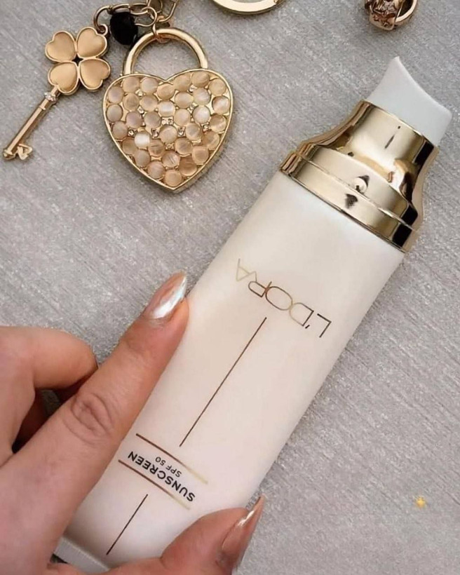 کرم ضدآفتاب SPF50 بی رنگ مناسب انواع پوست لدورا کر ۸۰ میلی لیتر